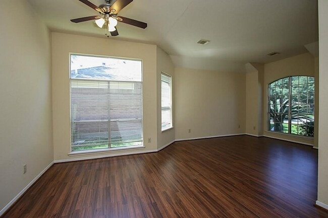 Building Photo - 9815 N Villa Dr