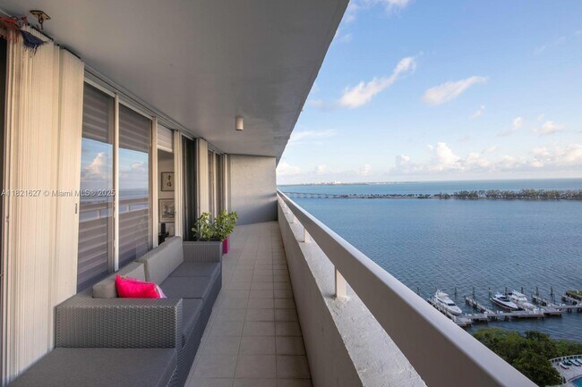Foto del edificio - 1627 Brickell Ave
