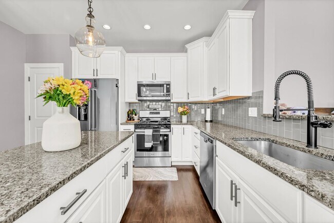 Building Photo - 8 Highridge Rd