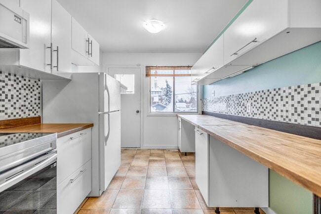 Building Photo - 665 David St