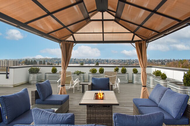 High End Green Apartments With Master Suite And Two Story Ceiling