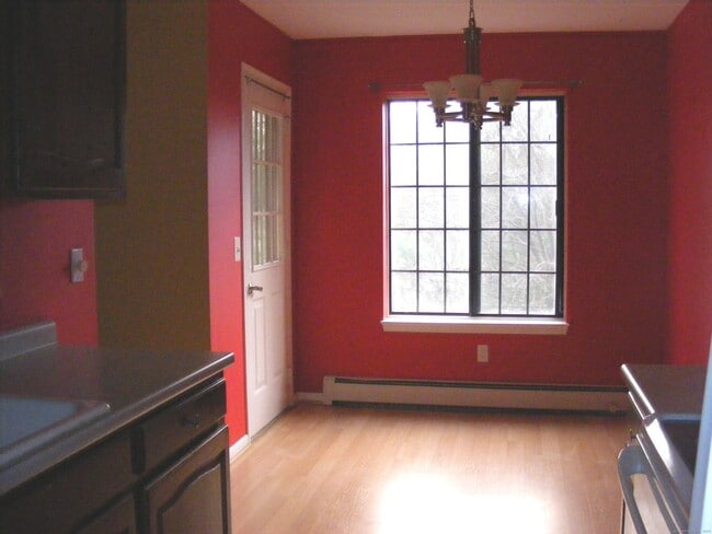 Building Photo - 8 Rollingwood Dr