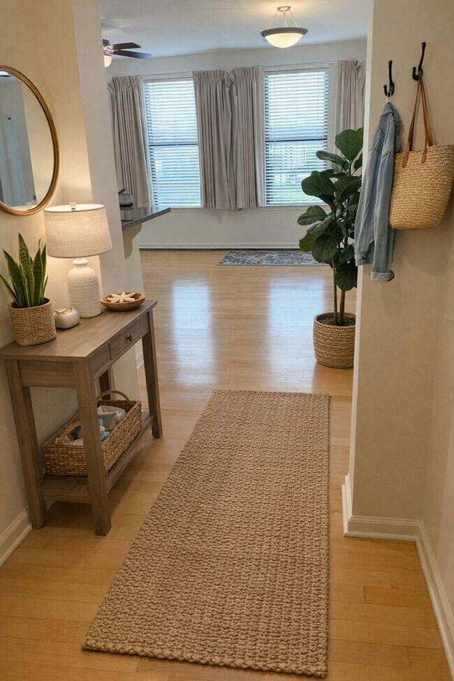 Foto del edificio - Studio w/ In-Unit Laundry near Tom Lee Park