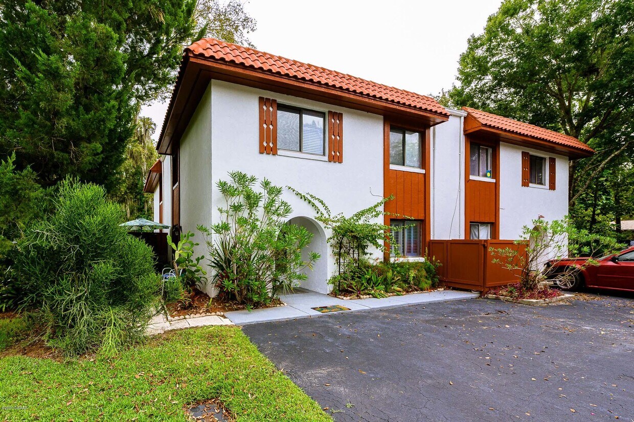 2057 Oak Meadow Cir, South Daytona, FL 32119 House for Rent in South