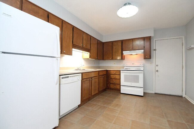 Building Photo - Move in ready 2 bed/1.5 bath Duplex ~ Pet ...