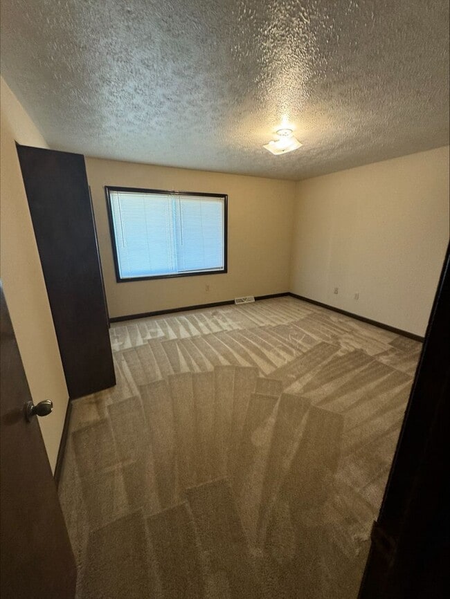 Building Photo - 405 E Poos Dr