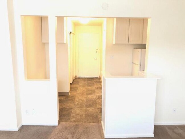 Building Photo - 0 bedroom in Seattle WA 98103