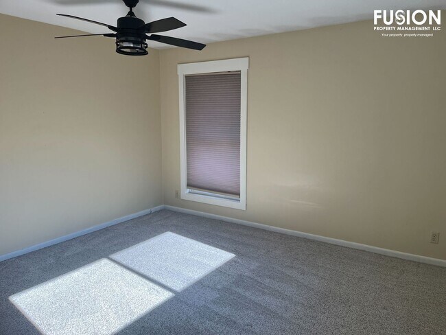 Foto del edificio - 3 Bedroom/2 Bathroom Condo Right Near Oakledge Park w/Pool!