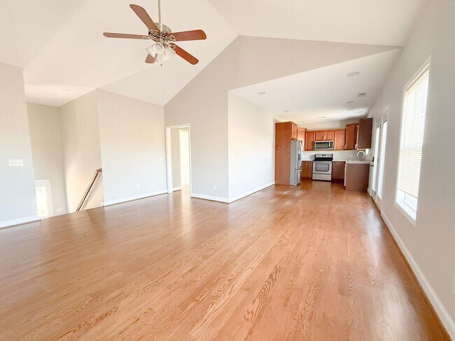 Foto del edificio - Spacious 4-Bedroom Home with Large Yard and Dual Garages in Cookeville
