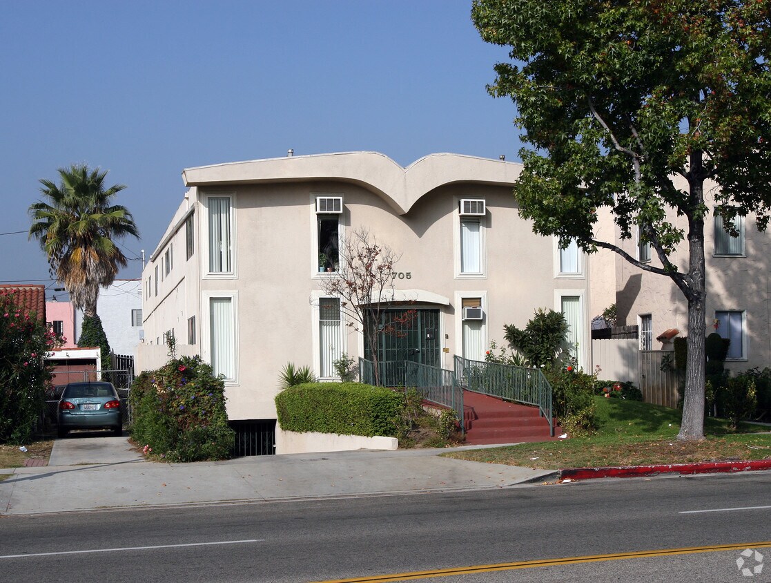 Building Photo - 705 S Chevy Chase Dr