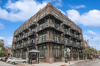 Building Photo - 2735 W Armitage Ave