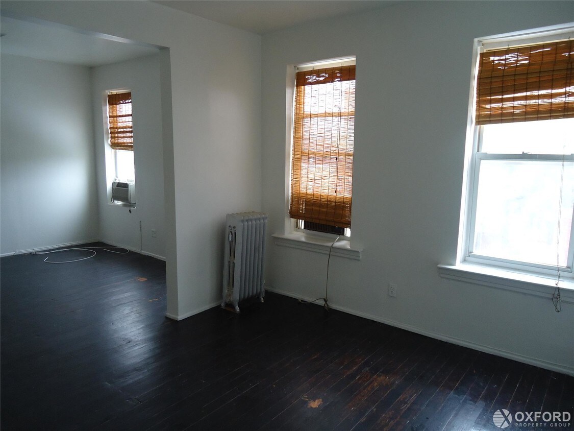 Primary Photo - 3278 Steinway St