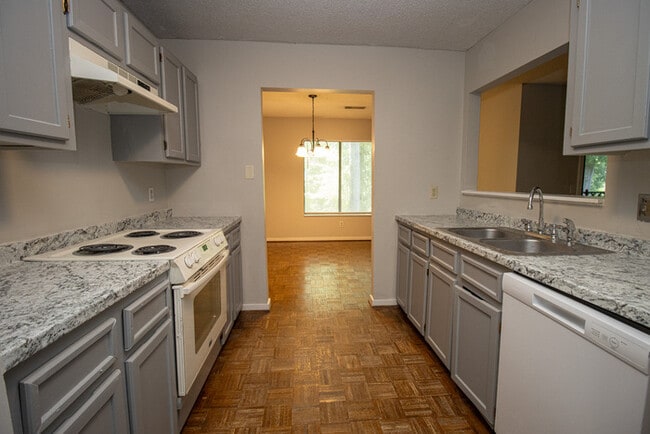 Building Photo - Spacious 2BR 2BA townhome in Village Creek!