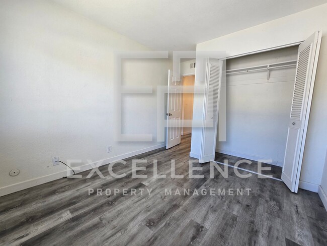 Foto del edificio - Fully Updated 2/1 Condo Upstairs - Pool, P...