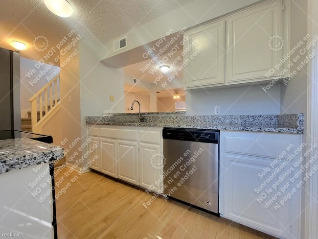 Building Photo - 2 br, 1.5 bath Duplex - 1612 Roberts Ave A A