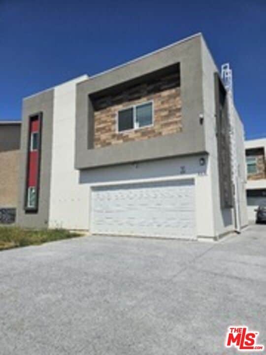 Building Photo - 868 N Edgemont St