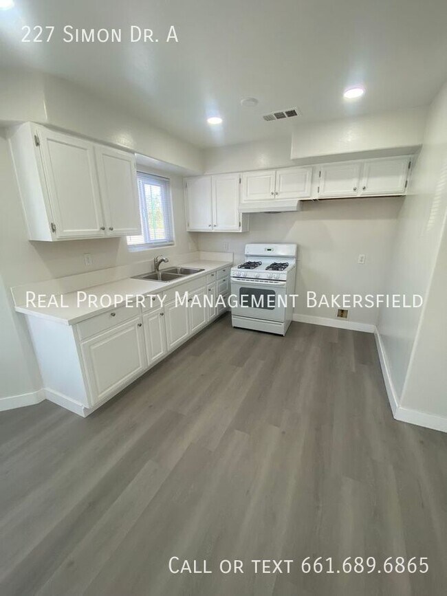 Building Photo - 227 Simon Dr