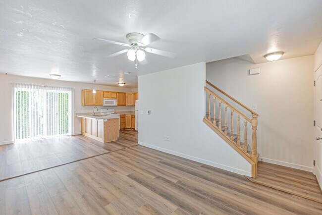 Foto del edificio - Updated 2-Bedroom Home with Garage and Fen...