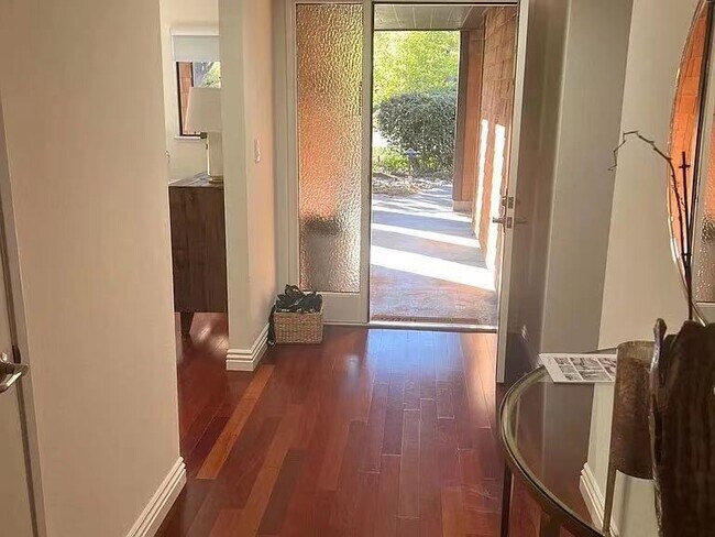 Foto del edificio - 531 Thain Way