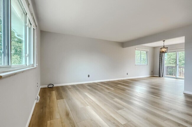Foto del edificio - Beautiful 4-Bedroom, 3-Bathroom Home! Ever...