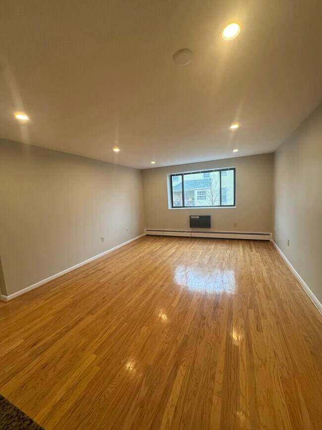 Building Photo - 28 Brentwood St
