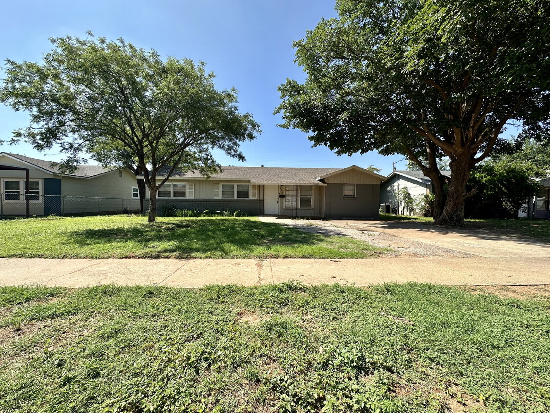 Foto principal - Updated Home with Gorgeous Floors & Large ...