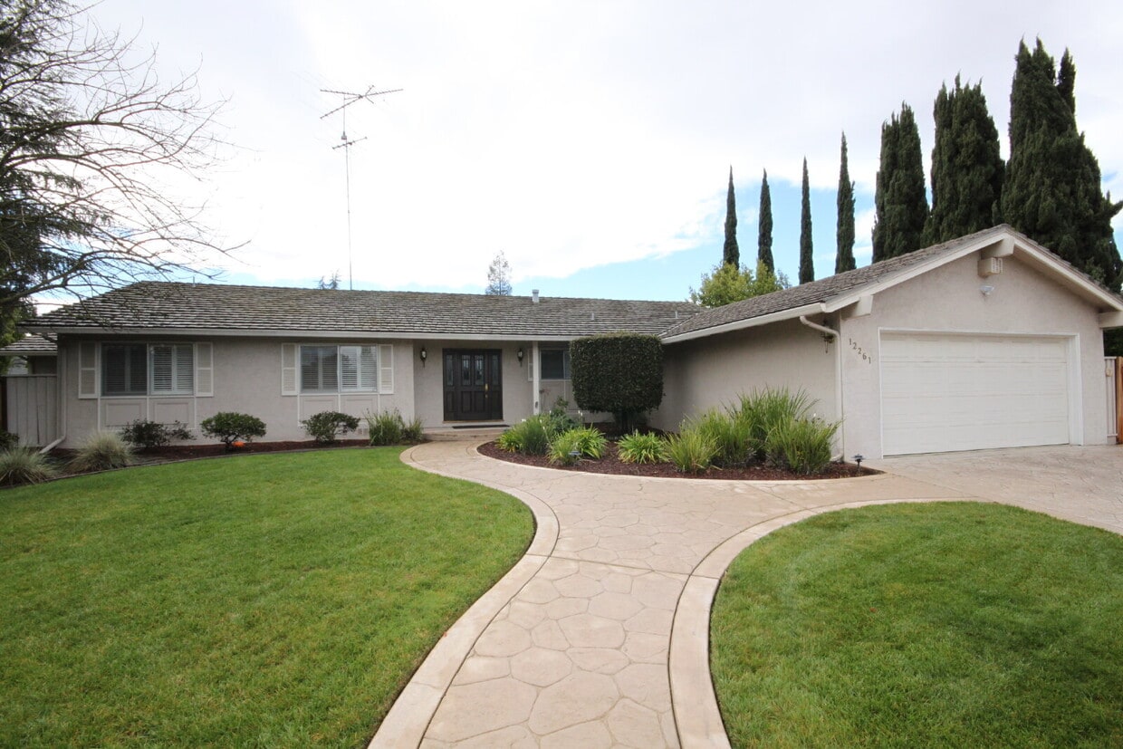 Foto del edificio - Nicely Updated 4BR 3BA Single Level Home i...
