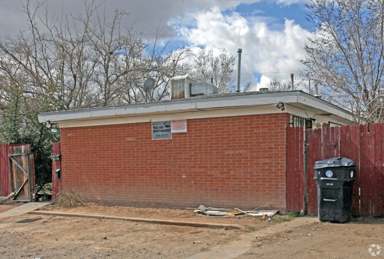 Building Photo - 633 Grove St SE