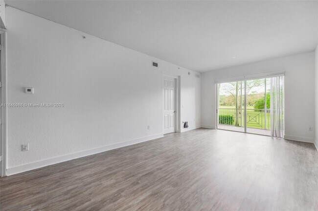 Foto del edificio - 3500 Oaks Clubhouse Dr