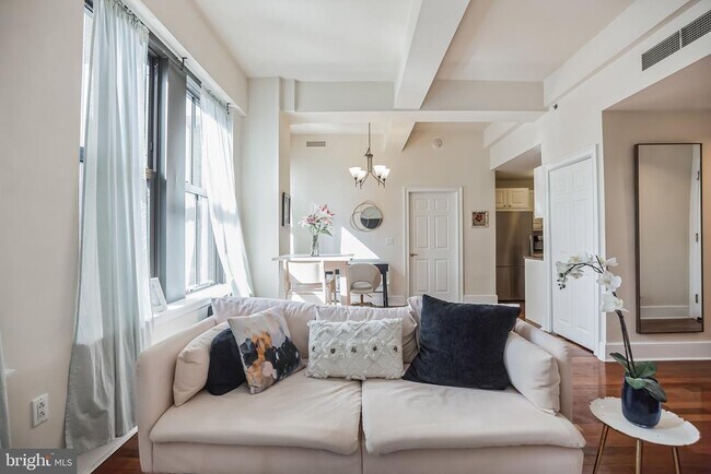 Building Photo - 1500 Chestnut St