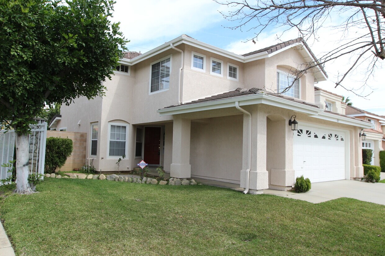 Foto principal - Coming Soon! Two story, 3 bedroom 2.5 bath...