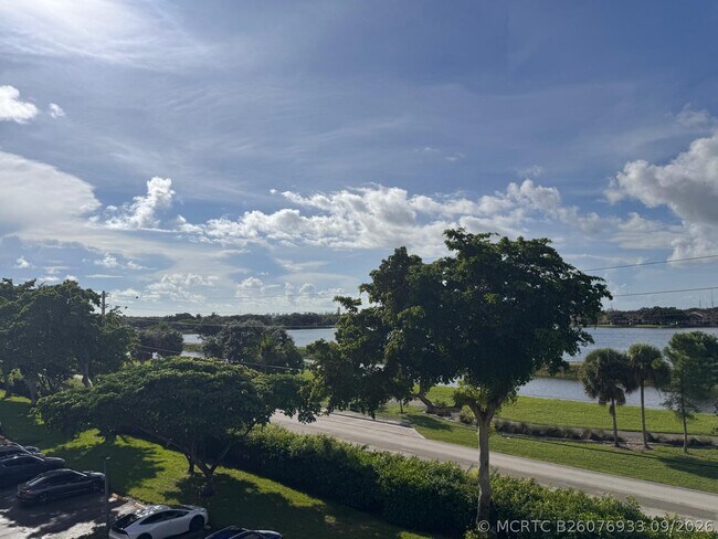 Foto del edificio - 115 Lake Emerald Dr
