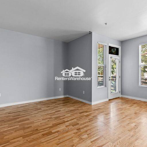 Building Photo - 2422 Tremont Pl