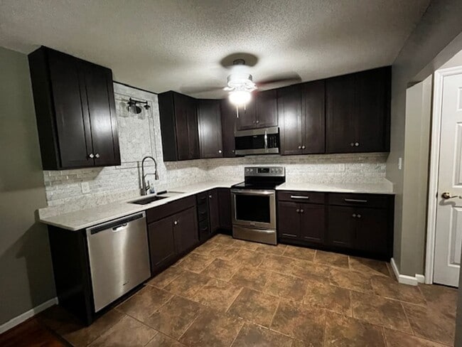 Building Photo - 3 Bedroom 2 Bath house with attached garag...