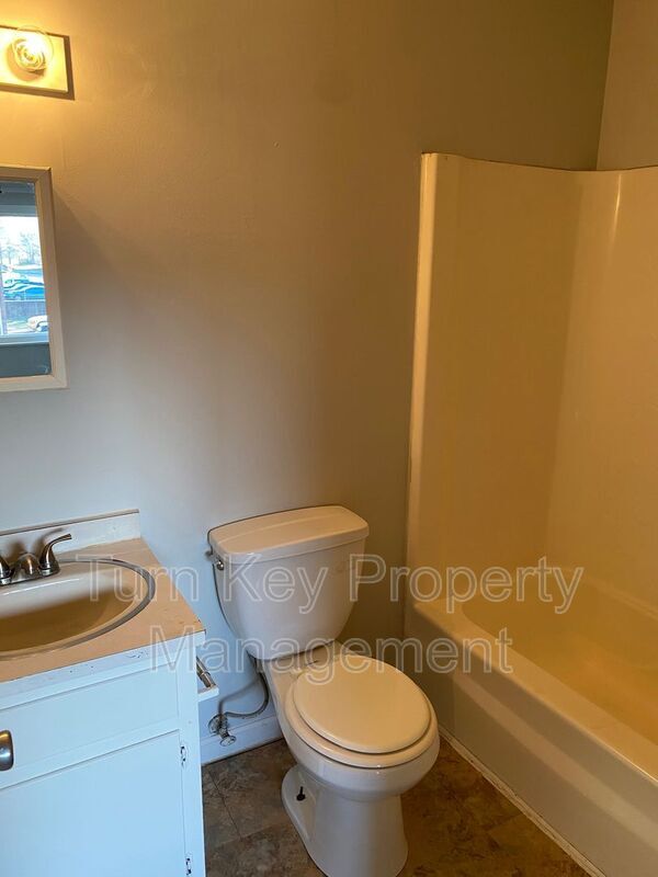 Building Photo - 315 Green Valley Dr