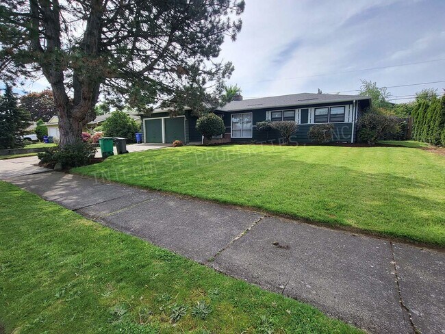 Foto del edificio - 3 Bd 1.5 ba Ranch Style Home in NE PDX With Washer/Dryer Hook-ups, Fenced Backyard & 2 Car Garage!