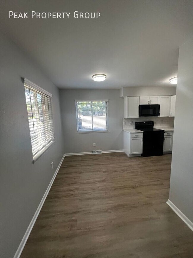 Foto del edificio - Available in July! 2 Bedroom Townhome Loca...