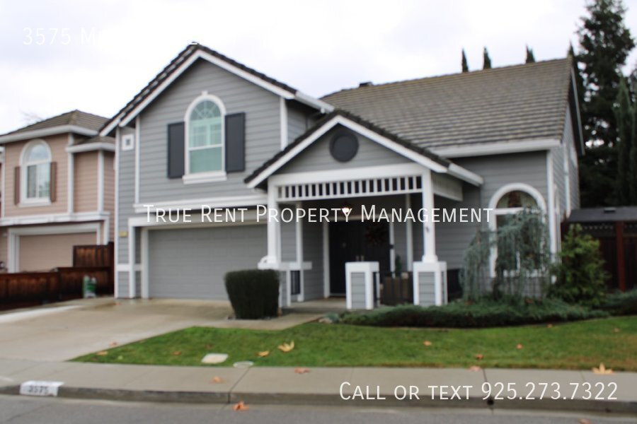 Primary Photo - Gorgeous 4 Bedroom, 2 1/2 Bath Single Fami...