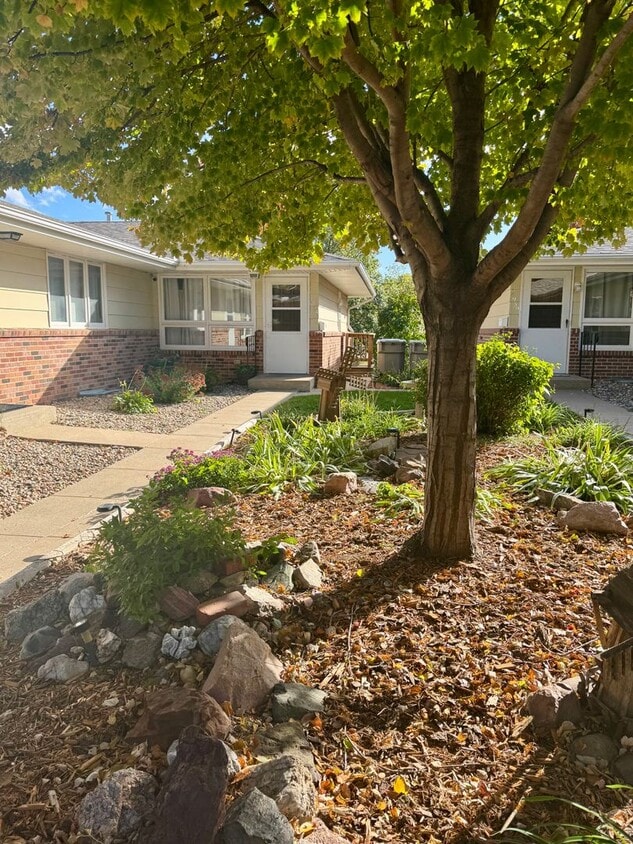 Foto principal - **AVAILABLE NOW** 3 bedroom, 2 bath townho...