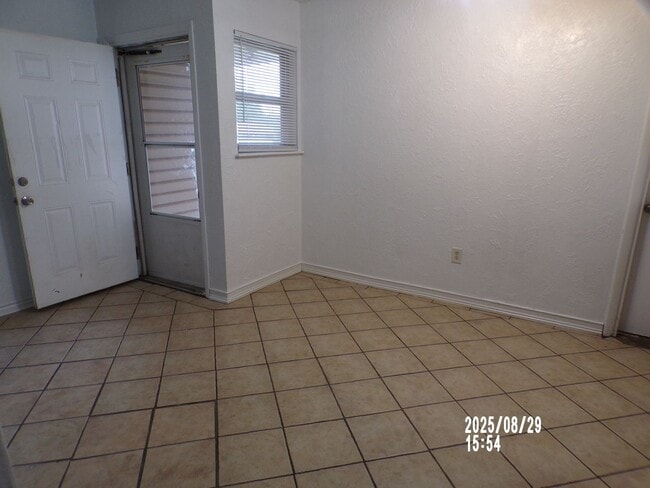 Building Photo - Centrally located home close to Ft. Sill,