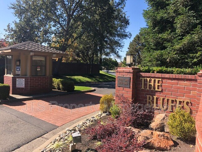 Building Photo - 8868 Bluff Ln