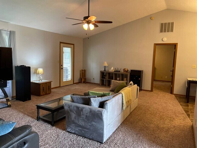 Foto del edificio - 315 Cromwell Ct