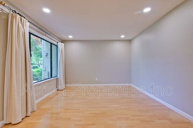 Building Photo - 1247 Crescent Terrace