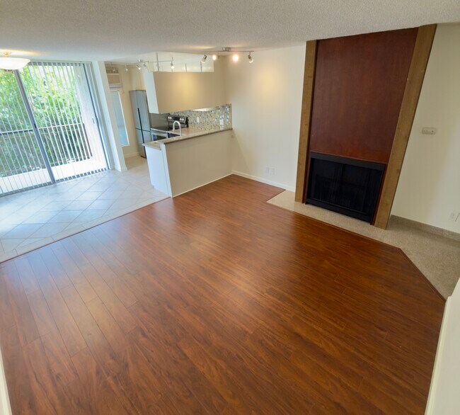 Apartamento 21 - Sala de estar 1 - 659 S Cloverdale Ave