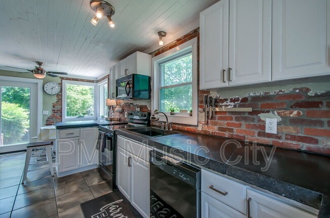 Photo - 928 Crescent Hill Rd House