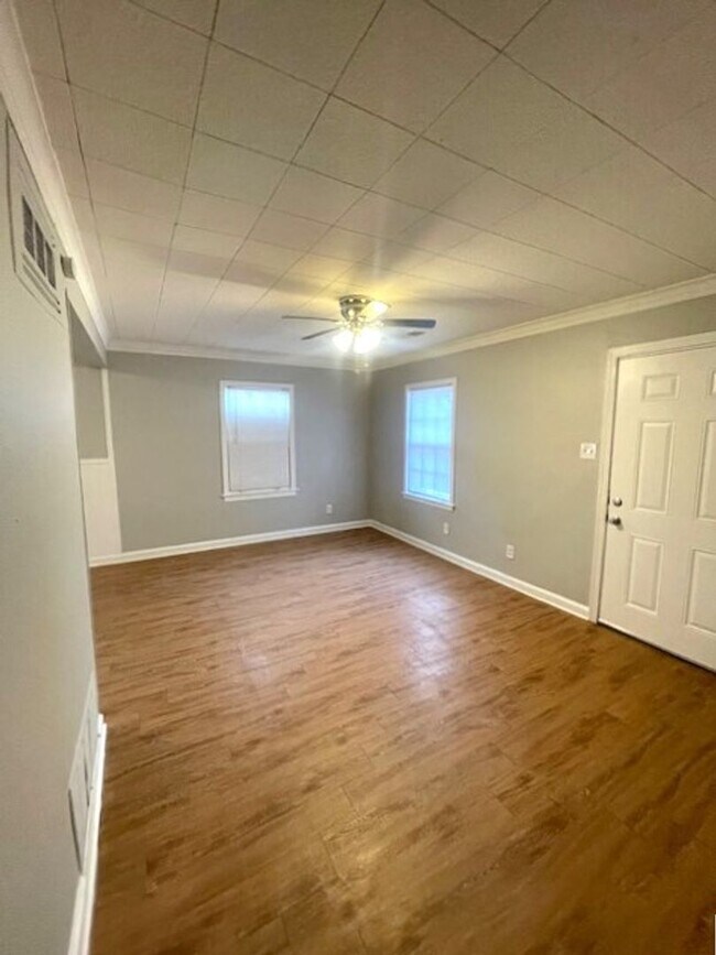 Building Photo - Newly Renovated Home in Oakhaven
