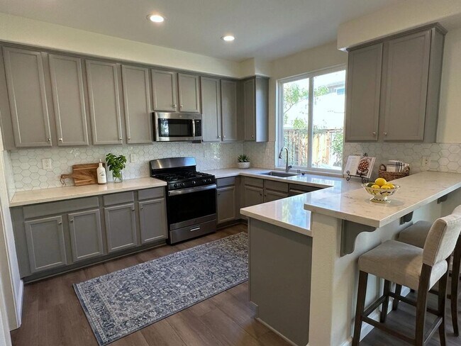 Foto del edificio - Spectacular 4 bedroom, 2.5 bath home on private lane