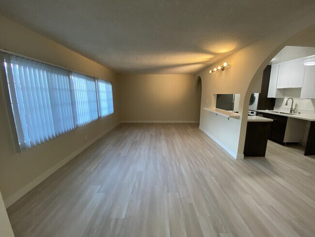 Foto del edificio - 9344 National Blvd