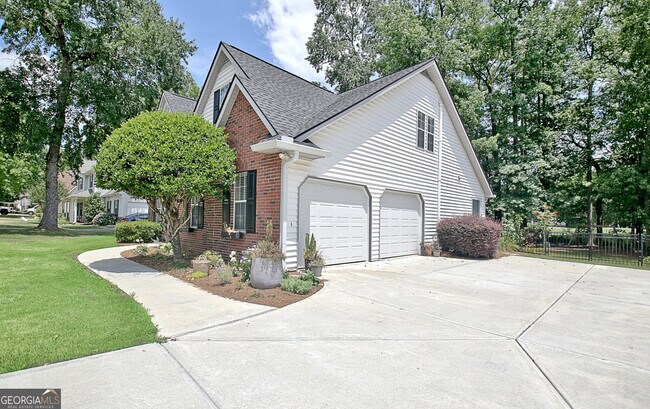 Building Photo - 303 Calgary Dr