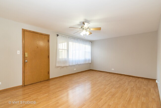 Building Photo - 6022 N Avondale Ave